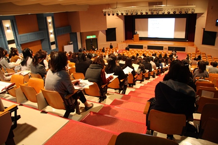 「父母懇談会」全体会の様子