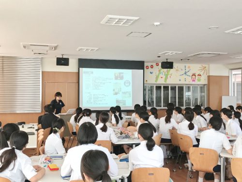 真剣に話を聞く学生の様子