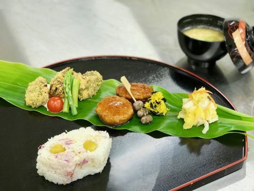 松花堂弁当を半月盆に盛り合わせアレンジを加えました
