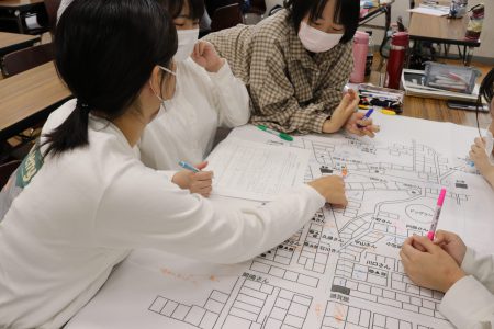 看護学科「地域組織協働論」演習　～支え合いマップ作り～