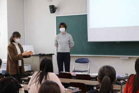 卒業生の中山先生(中学校英語教員)による特別講義