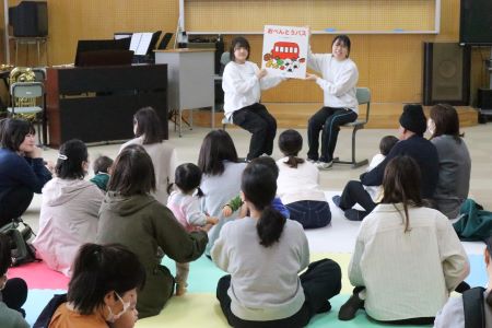 「おはなしと歌を楽しもう」を開催