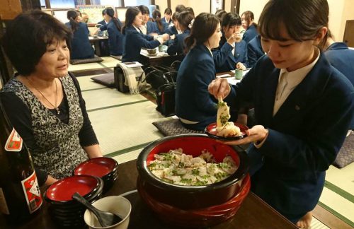 現代ビジネスコースの2年生が郷土料理をいただきました 鹿児島純心女子短期大学 現代ビジネスコースの2年生が郷土料理をいただきました 鹿児島純心女子短期大学