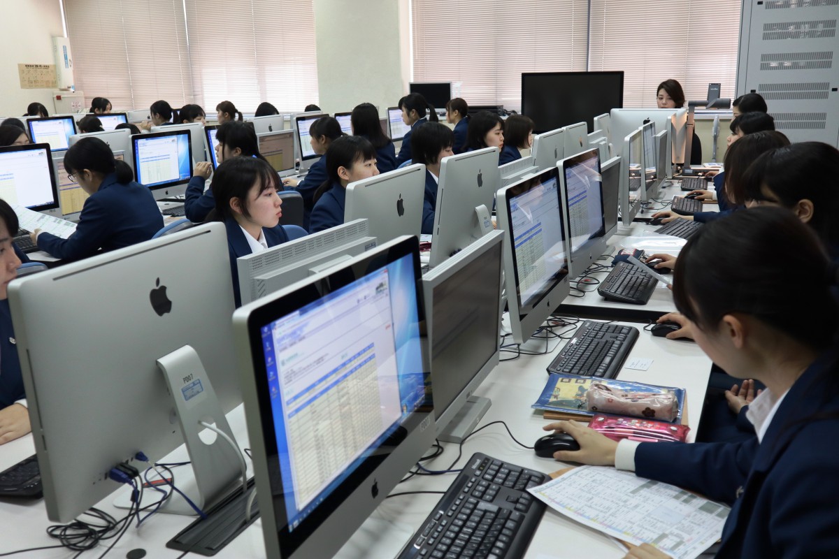 新入生の履修登録の様子です 鹿児島純心女子短期大学 新入生の履修登録の様子です 鹿児島純心女子短期大学