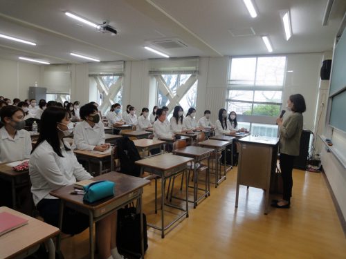 英語科の卒業生がクラスアセンブリーで話をしてくれました 鹿児島純心女子短期大学