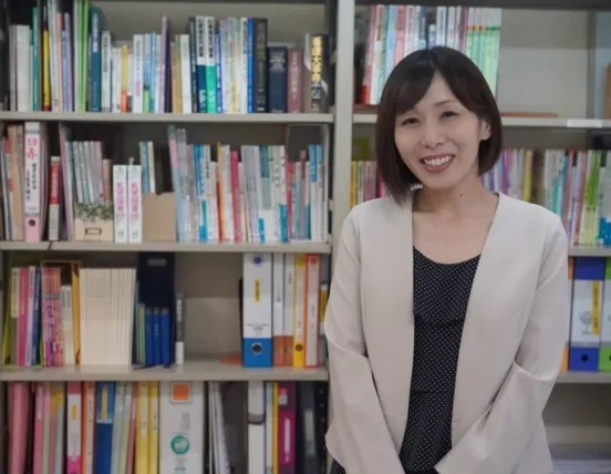 本屋 梨紗